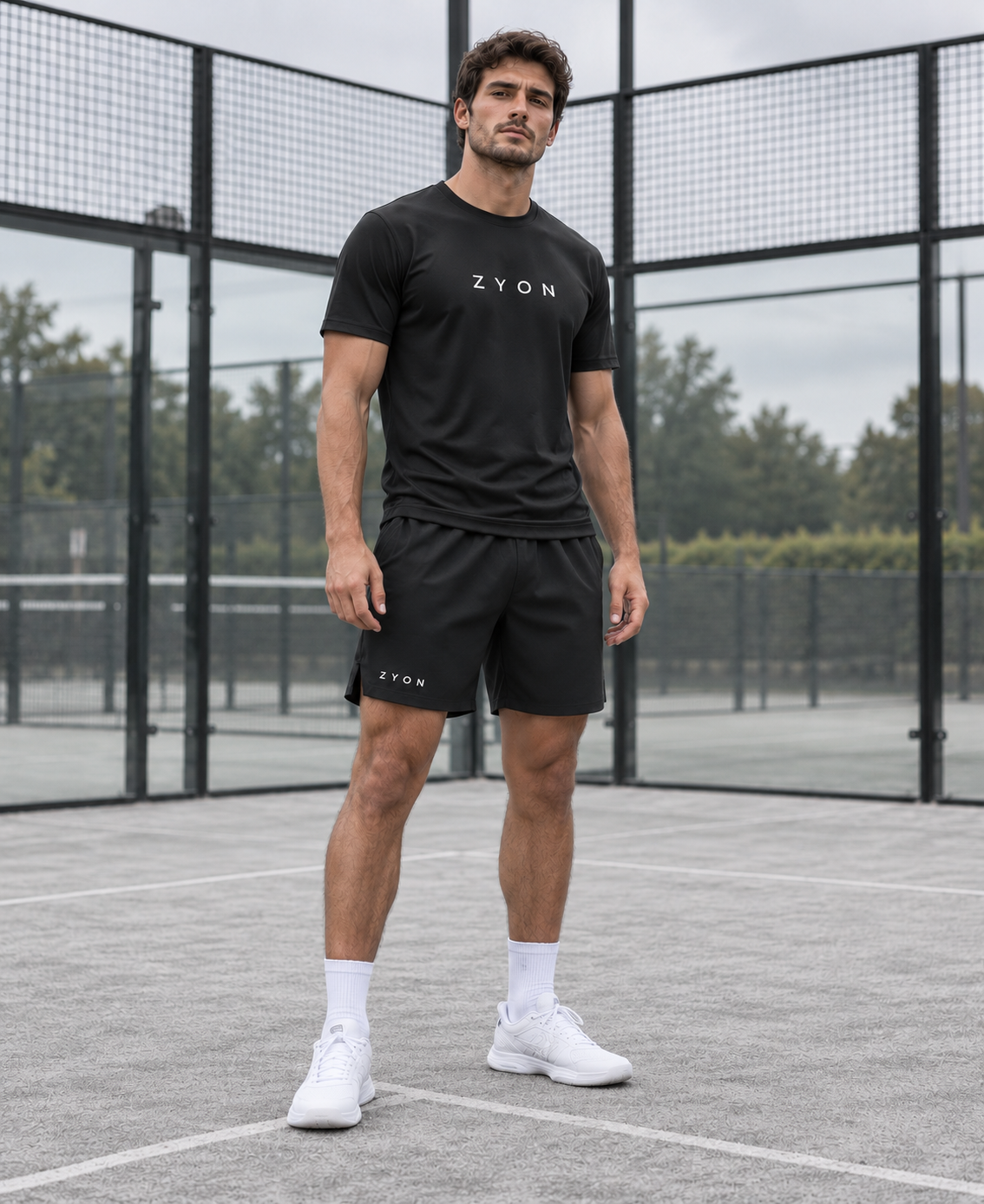 ZYON COURT BLACK en modelo masculino. Imagen generada para mostrar la equipación.