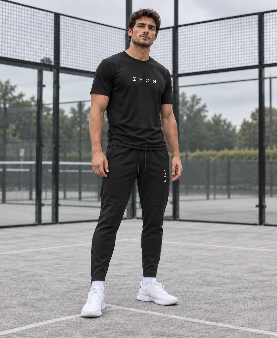 ZYON MOTION BLACK en modelo masculino. Imagen generada para mostrar la equipación.