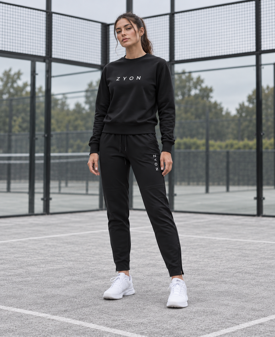 ZYON MOTION BLACK en modelo femenino. Imagen generada para mostrar la equipación.